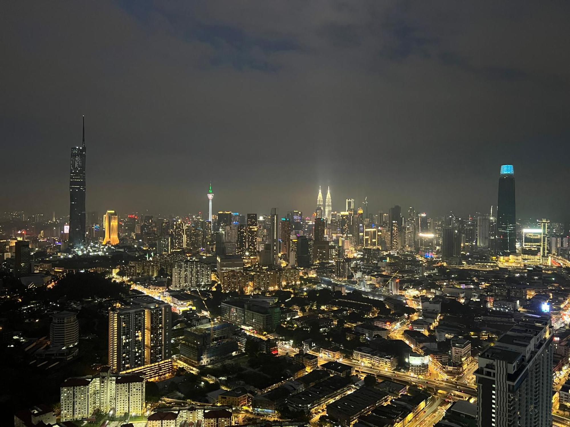 Skyscraper 65 Kl Highest Outdoor Bathtub Luxury Lavish Designer Suite Penthouse Lv65 Kuala Lumpur Eksteriør billede