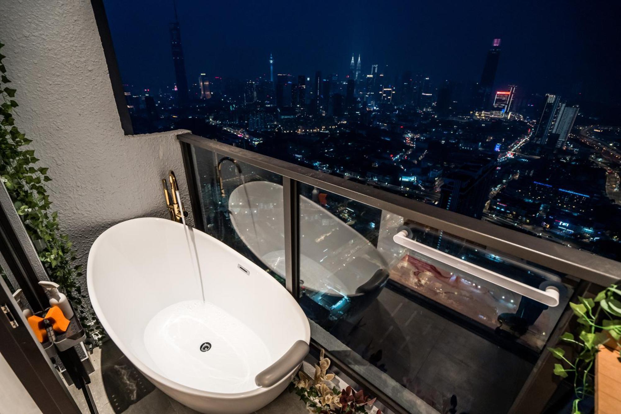 Skyscraper 65 Kl Highest Outdoor Bathtub Luxury Lavish Designer Suite Penthouse Lv65 Kuala Lumpur Eksteriør billede